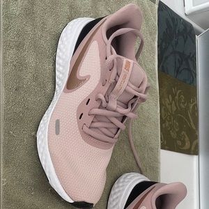 NIKE REVOLUTION 5 size 7 womens
